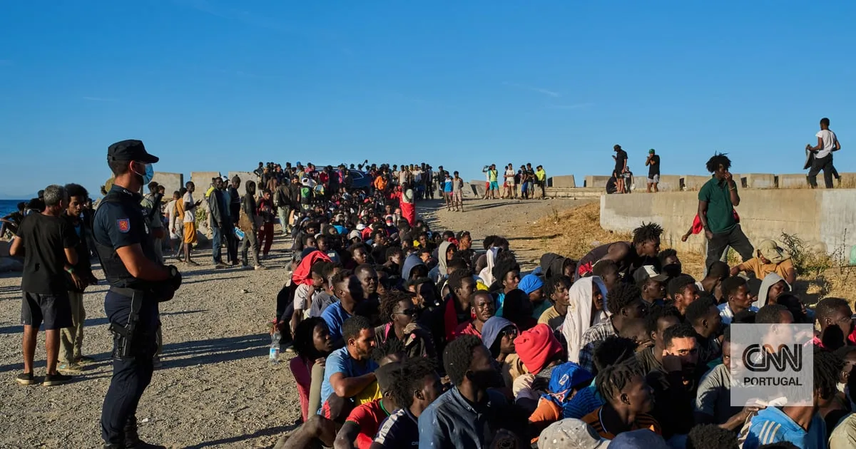Identificados 2.500 menores em Ceuta após entrada em massa