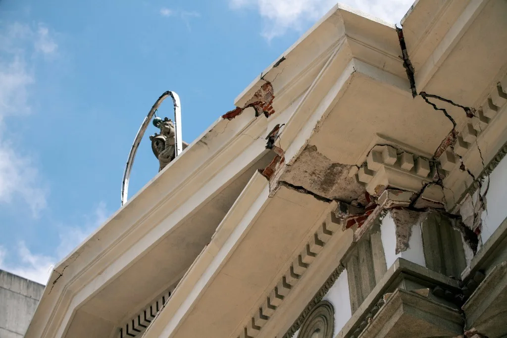 EN FOTOS | La devoción no se detiene pese a las grietas en la iglesia de Las Mercedes