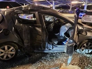 Un véhicule volé termine sa course contre un poteau à Niort après un refus d’obtempérer : deux blessés dont un grave