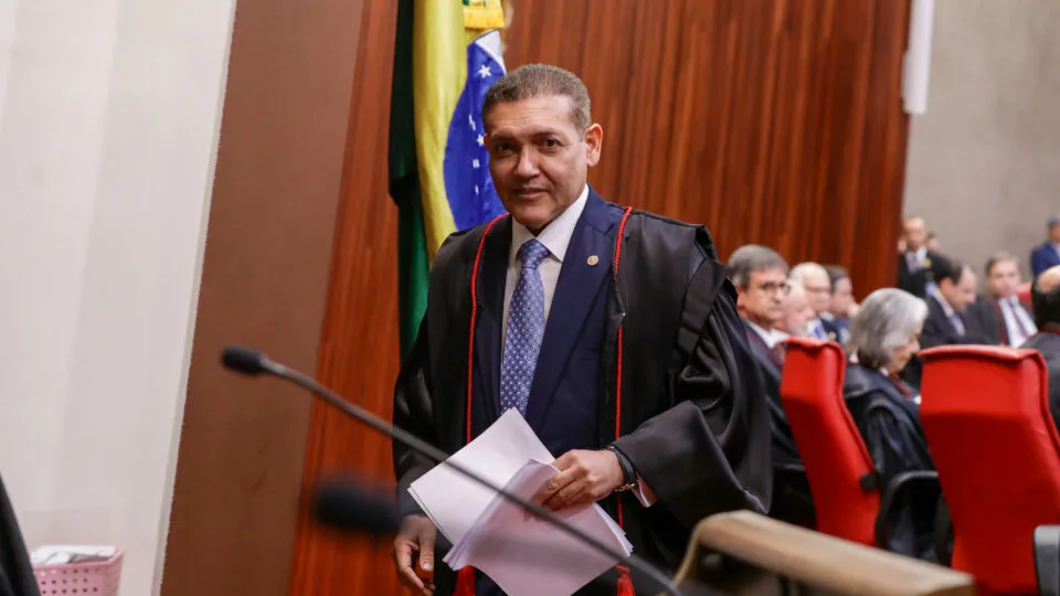 Pacote de decisões de Nunes Marques censura críticas ao PT e mantém associação de Flávio a Vorcaro