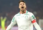 Palmeiras tem meia expulso no 1º tempo, mas bate Athletico e dorme líder