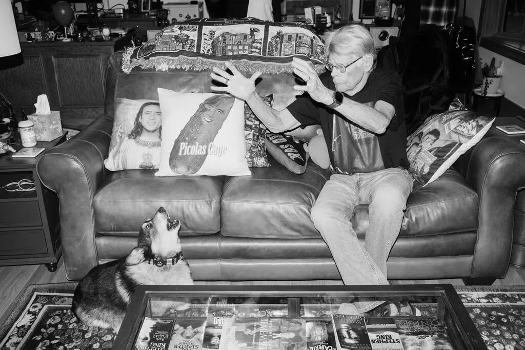 Mike Flanagan, el director que idolatra a Stephen King desde quinto grado, reimagina “Carrie” con ciberacoso, simulacros de tiroteo y el visto bueno del propio autor