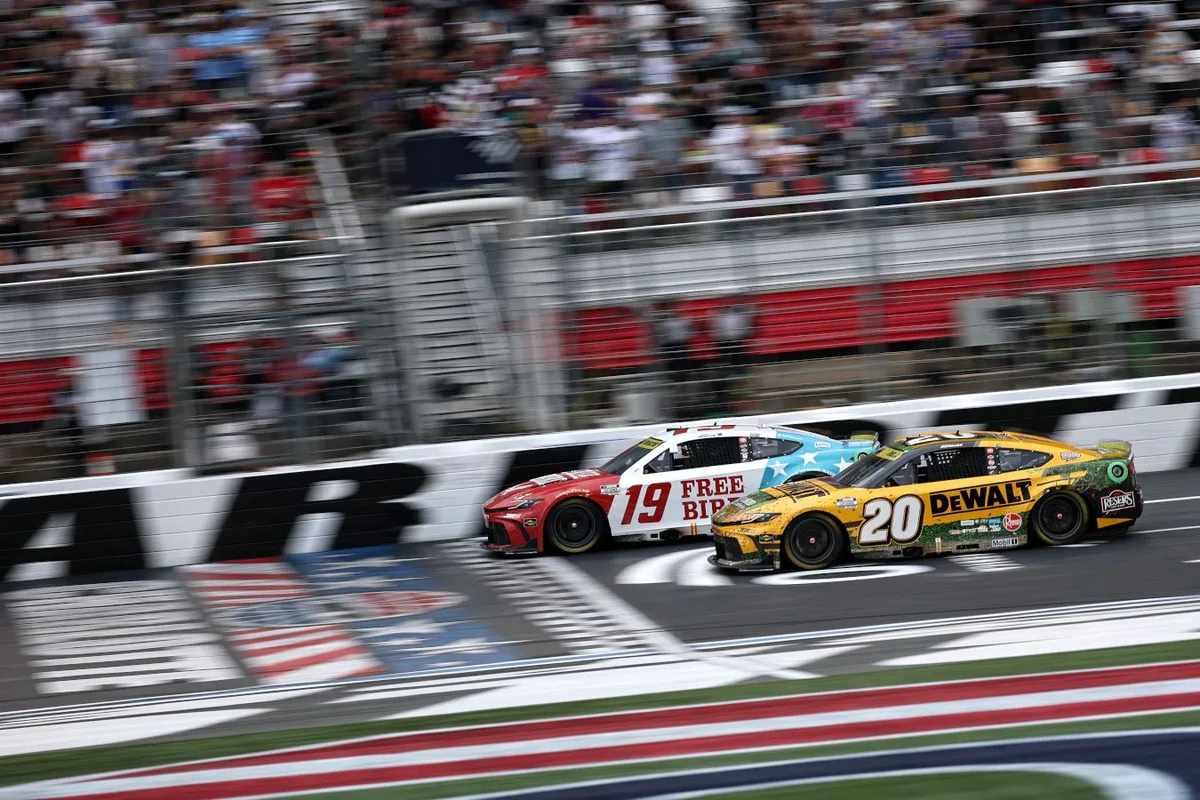 Гонка NASCAR Cup Series в Шарлотте завершилась самым плотным финишем в сезоне