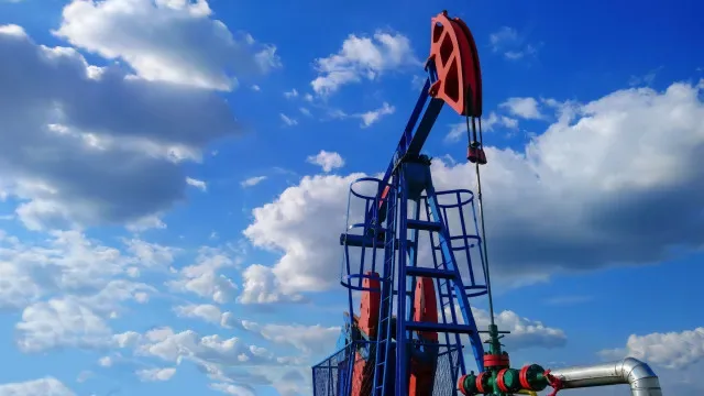 Preço do petróleo inicia semana com subida acentuada