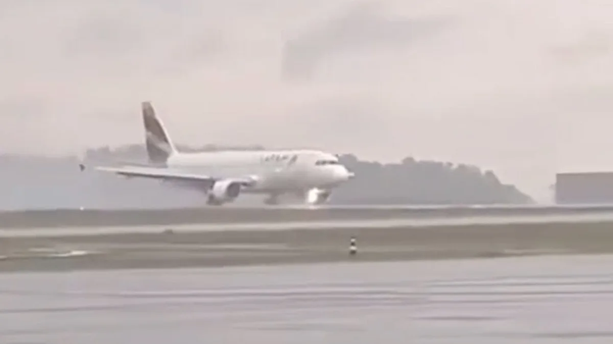 Vídeo mostra pouso de avião da Latam que saiu da pista e atolou no Paraná