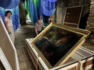 REPORTAGE. « Allez, c’est dans la boîte ! » : sorti du musée de Vannes, le tableau de Delacroix va être exposé à Paris