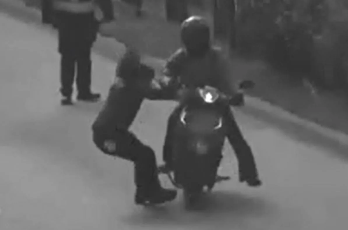 Una motociclista de 25 años atropelló a una sargento de la Policía, se dio a la fuga y terminó detenida