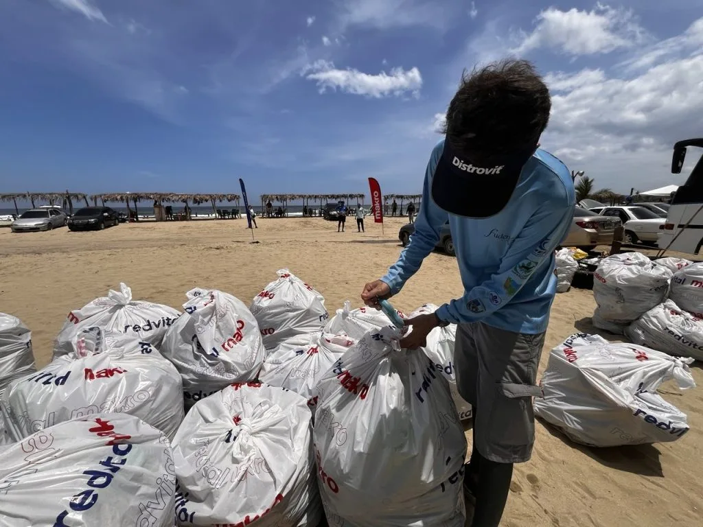 Desechos plásticos protagonizaron jornada de limpieza en playa El Palito