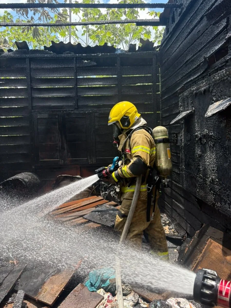 Casa é destruída por incêndio em Cruzeiro do Sul; bebê de 8 meses estava no imóvel