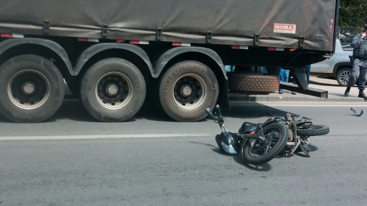 Motociclista morre em acidente com carreta na BR 101, em Linhares