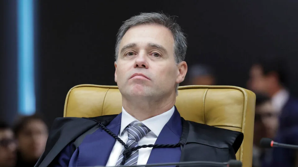 André Mendonça enfrenta direção da PF em inquérito sobre filho de Lula
