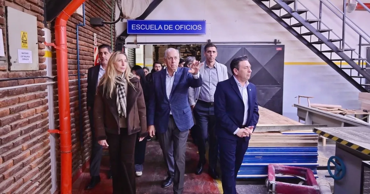 Karina Milei se pone al frente de las recorridas por la Ciudad y visitó una fábrica de muebles en Lugano