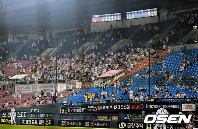차마 볼 수 없는 경기력이었다...8회초 LG팬들은 떠났다, 1루 관중석이 텅 비었다. 4위 추락 LG의 굴욕