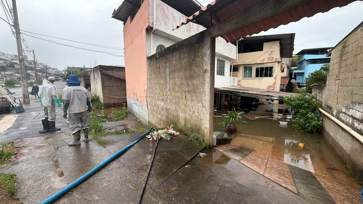 Mais de 100 mil litros de água invadiram casas após rompimento de tubulação em Juiz de Fora