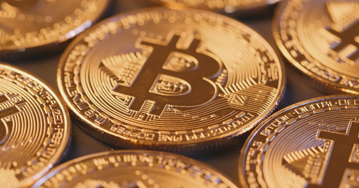 « Le bitcoin a perdu la moitié de sa valeur, c’est un signal d’achat » : est-ce vraiment le moment d’investir ?