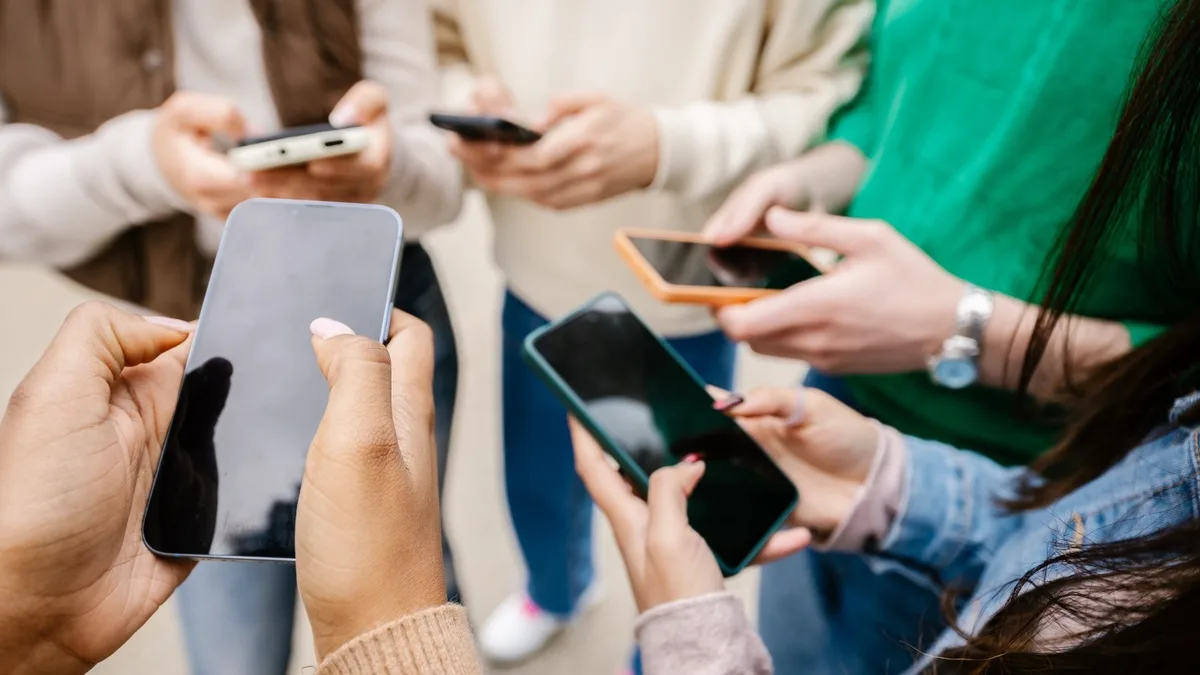 Le conseil constitutionnel censure l'interdiction des réseaux sociaux aux moins de 15 ans