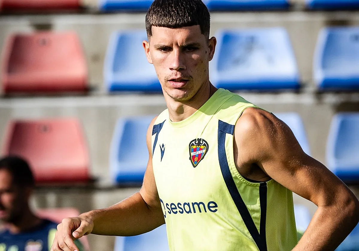 Ratkov se reencuentra con el Sevilla tras su fichaje frustrado