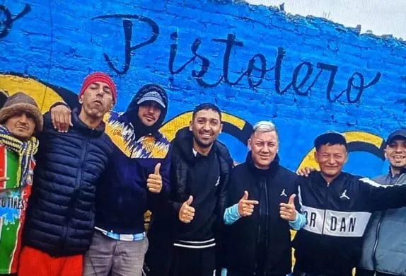 Con su jefe prófugo, la barra de Racing tiene nuevo líder: sus antecedentes y la interna que genera preocupación
