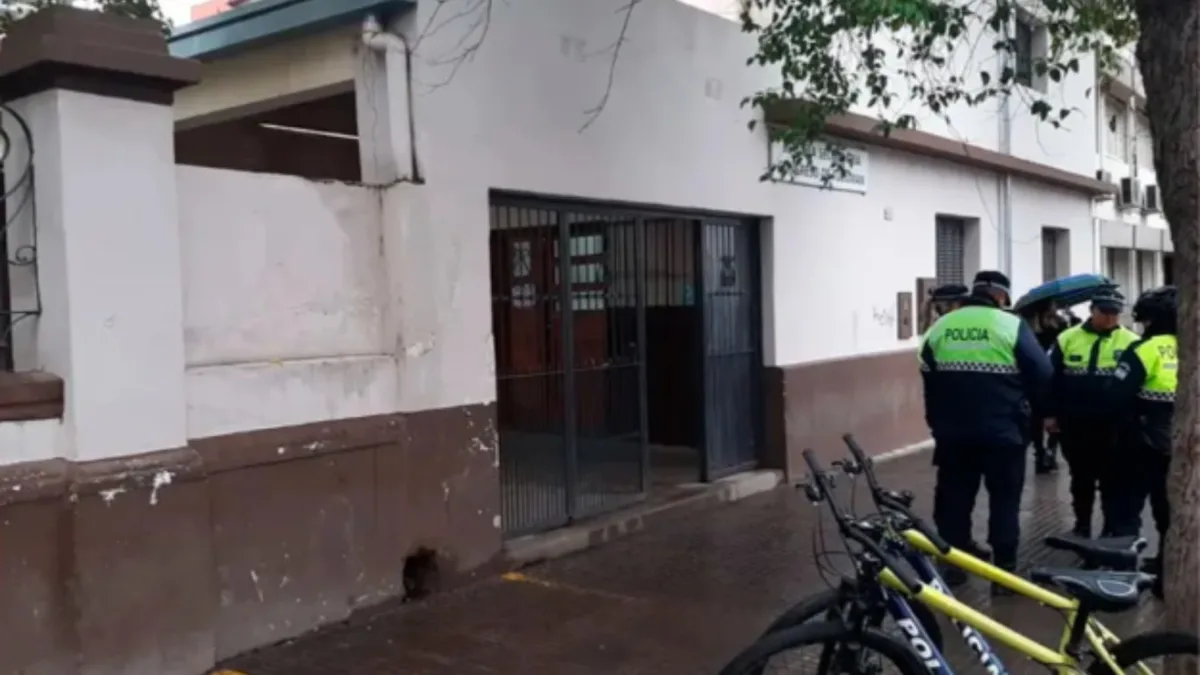 Tucumán: un alumno de 14 años llevó un arma a la escuela, disparó en el aula y el proyectil impactó contra una pared