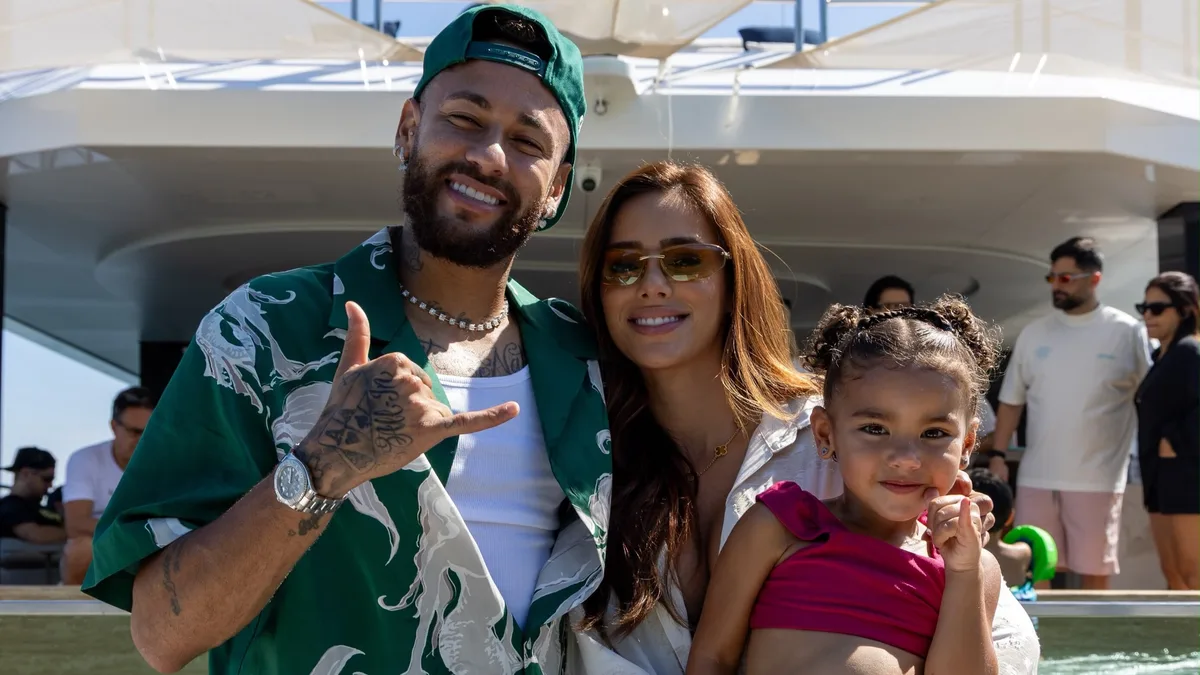 Neymar surpreende ao compartilhar fotos raras com a filha