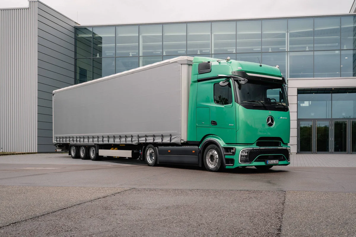 Mercedes-Benz aposta em caminhões elétricos e mostra ceticismo sobre norma ambiental Euro 7