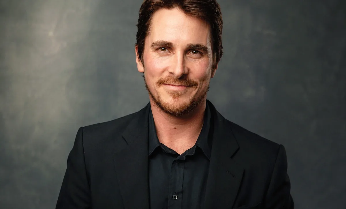 El actor Christian Bale, sobre Estados Unidos: "Aprendes a amarlo o a odiarlo. Pero, si soy sincero, al principio lo único en lo que pensaba era en volver a Inglaterra"