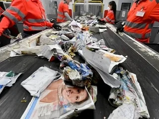Enveloppes, journaux, papier cuisson... Dans quelle poubelle jeter le papier ? On vous répond