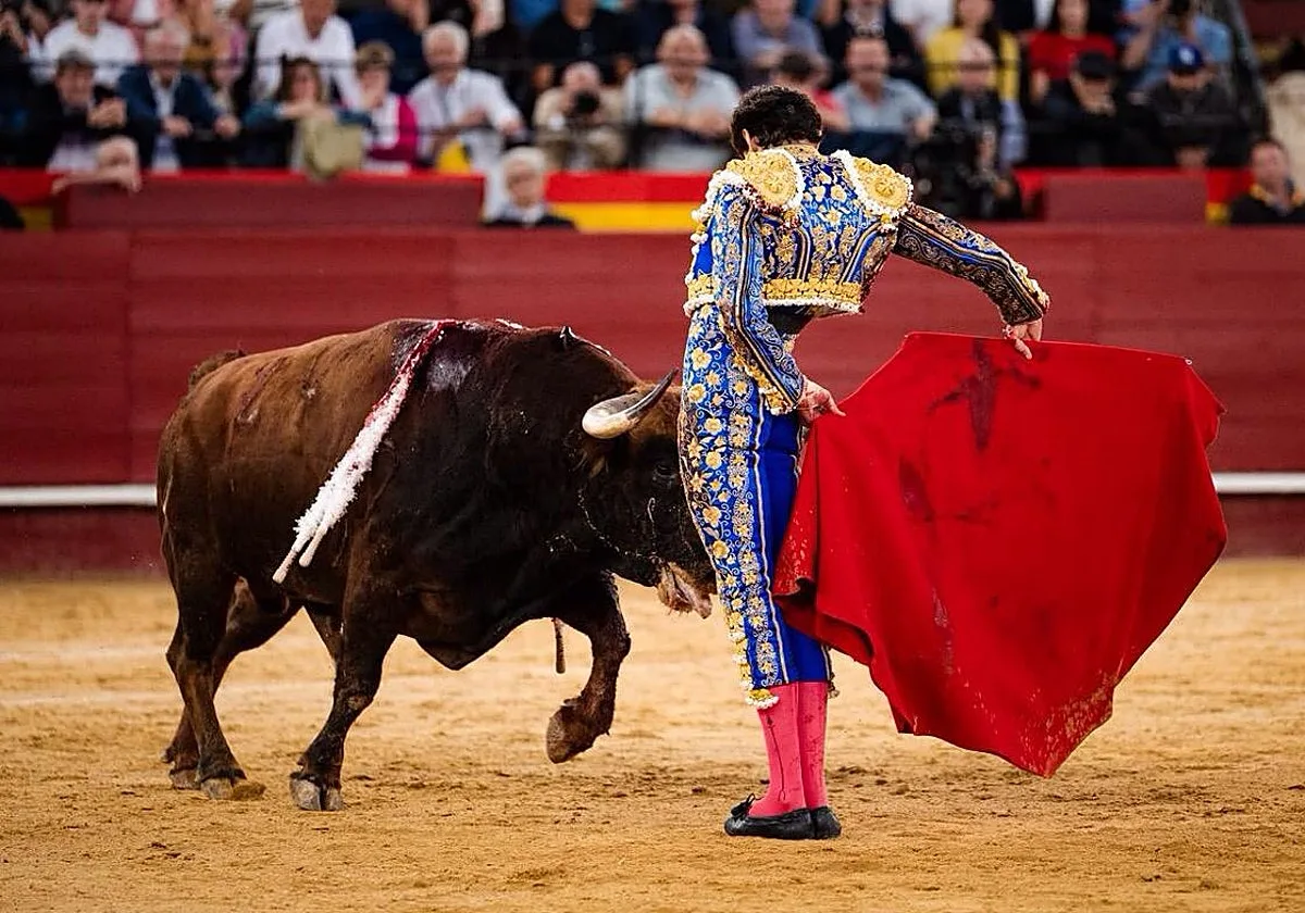 Roca no falla en 'su' Valencia en el último encuentro con Morante de la temporada