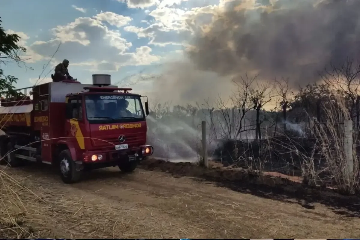 Policiais chegam ao Parque Terra Ronca para investigar incêndio que dura 5 dias