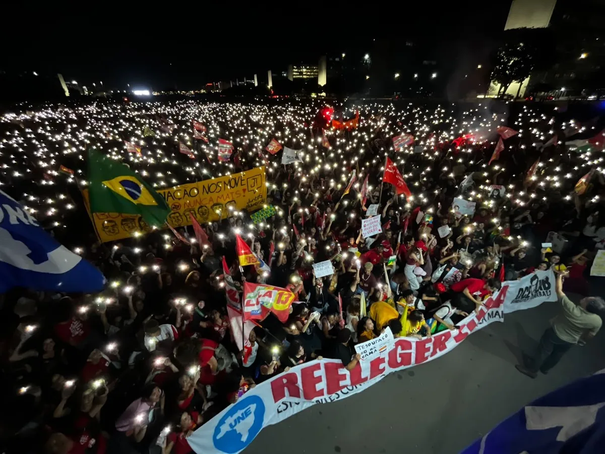 Manifestantes fazem ato pró-Lula na Esplanada dos Ministérios, em Brasília