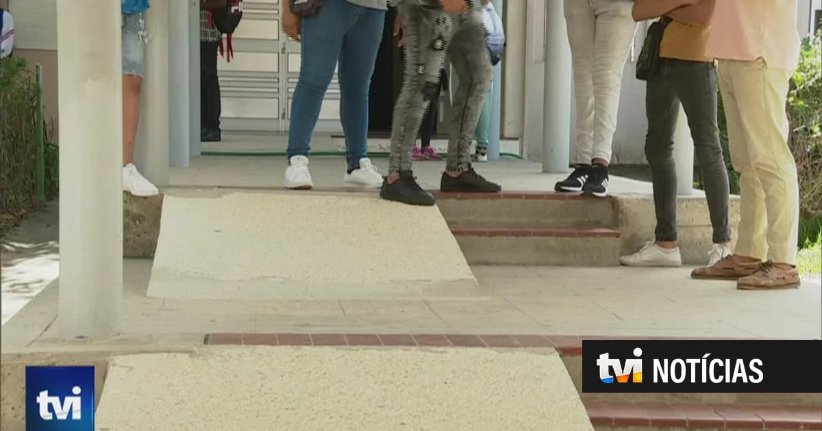 Governo arranjou colocação para cerca de mil alunos da Grande Lisboa, mas esqueceu-se de outros tantos