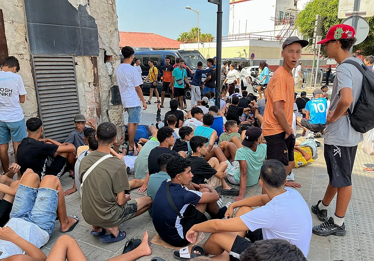 Dos ONG se reparten los contratos para atender a los menores ilegales que llegaron a Ceuta