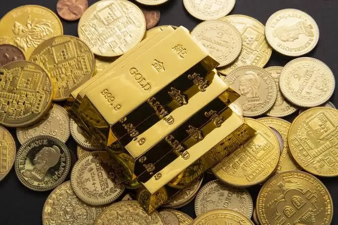El oro retrocede mientras una inflación más firme en EU respalda al dólar