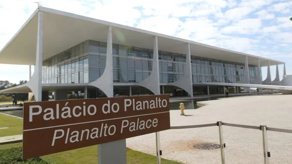 Orçamento de 2027 terá R$ 6 bi nos Correios e salário mínimo de R$ 1.741