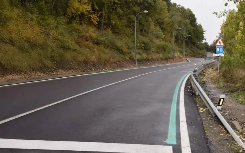 Para qué sirven las líneas verdes pintadas junto al arcén en algunas carreteras: la curiosa medida de la DGT para cambiar la forma en la que conduces
