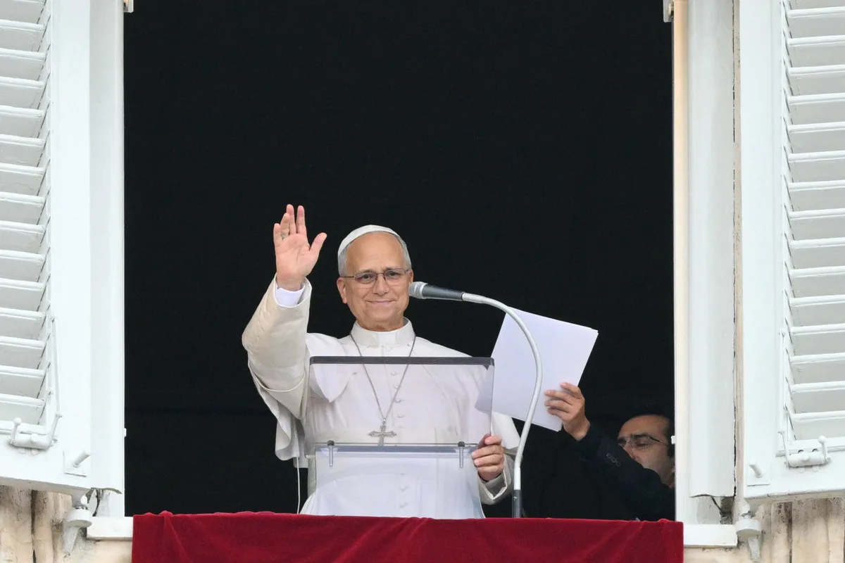 El papa León XIV reaparece en el rezo del ángelus tras su operación de pulmón y retomará sus actividades "progresivamente"