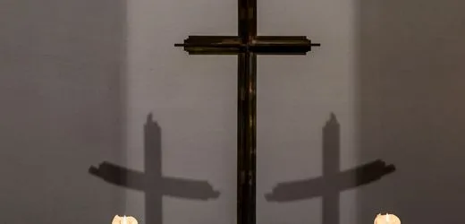 Ecuador: Katholischer Priester bei Messe von Kreuz erschlagen