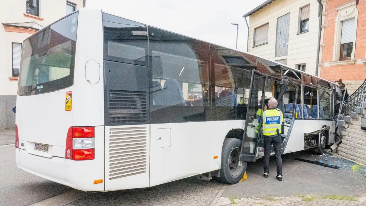 Unfall im Saarland: Schulbus kracht unkontrolliert in Hauswand – 24 Verletzte