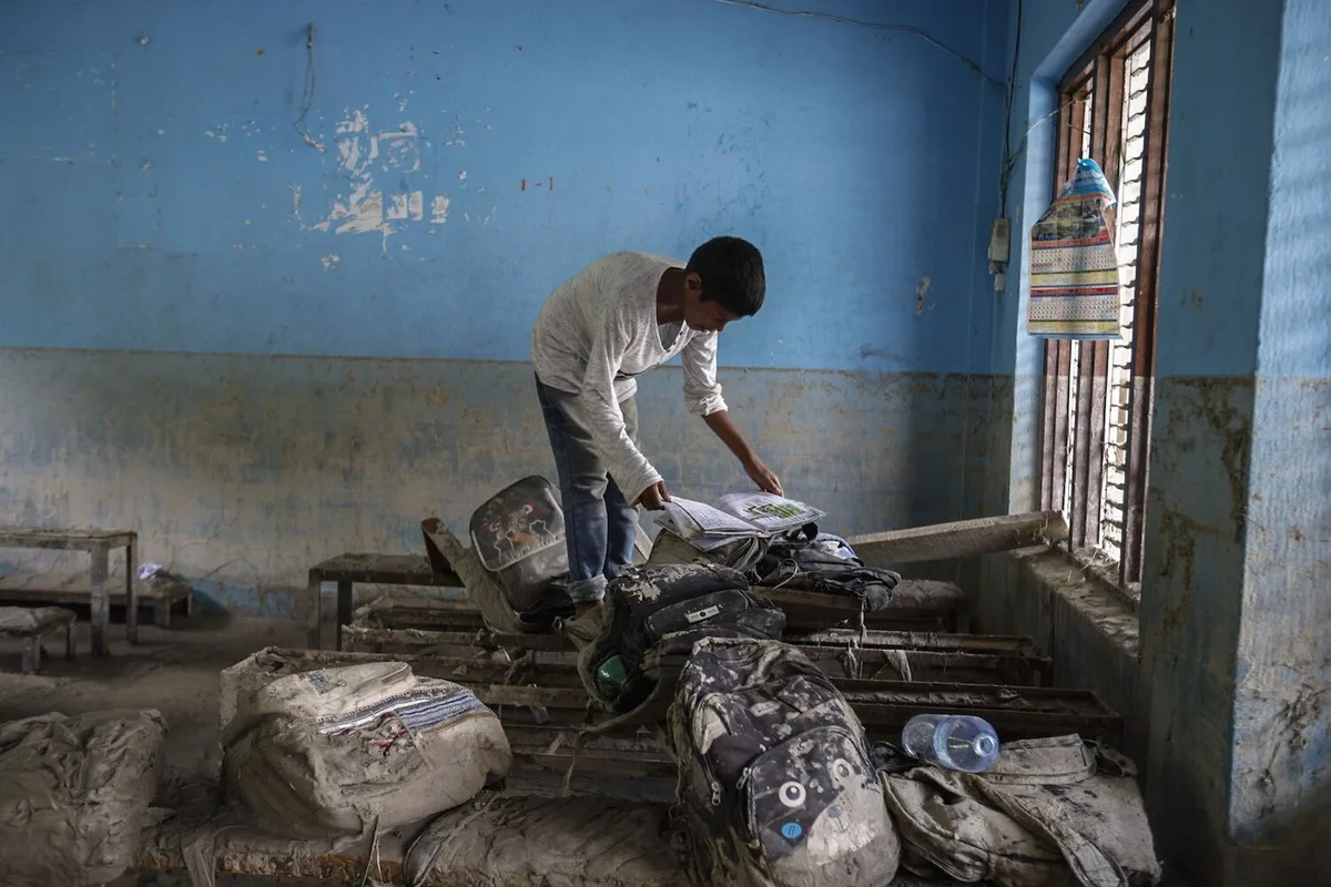 Um telefonema, uma campainha e 10 minutos: diretor salva 900 alunos de cheia no Nepal