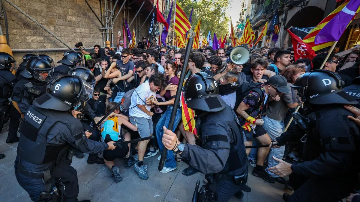 Tres detenidos en la concentración de la izquierda independentista contra Aliança Catalana