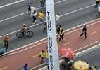 Manifestantes levam 'míssil' pedindo ataque nuclear dos EUA ao Brasil