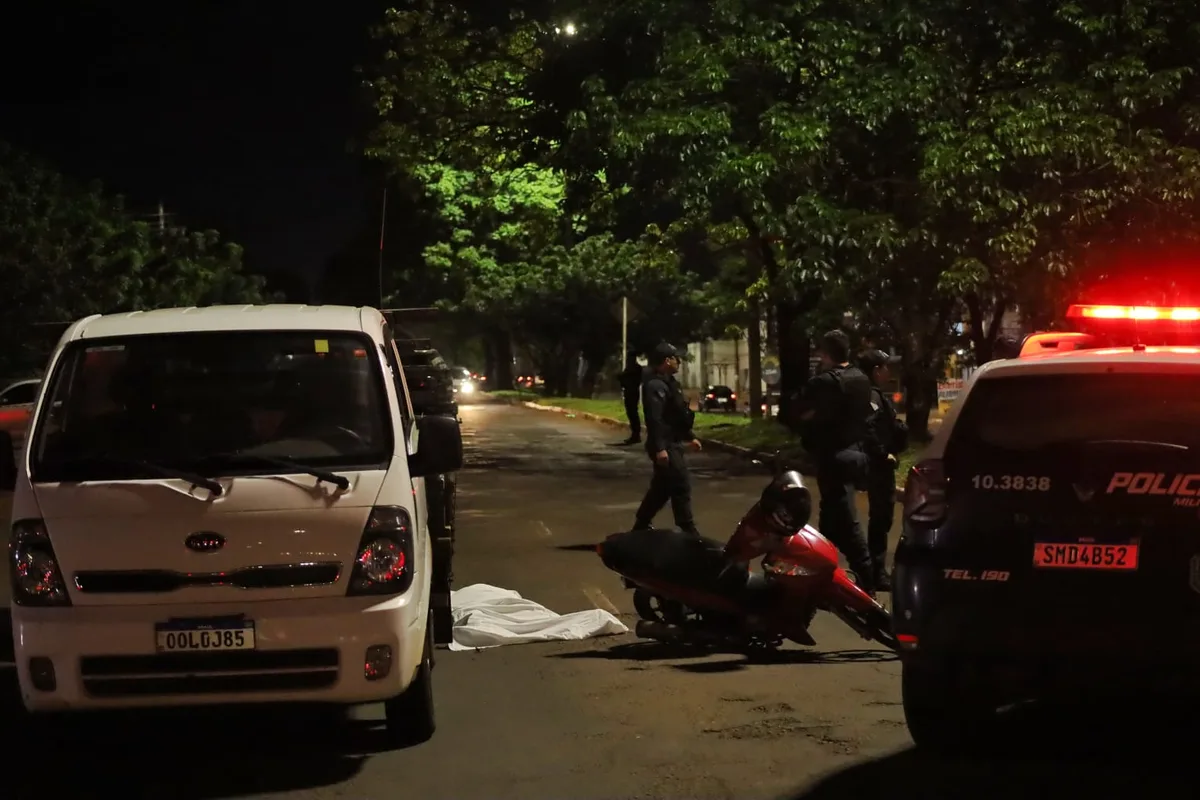 Condutora que atingiu motociclista em semáforo é presa com CNH suspensa