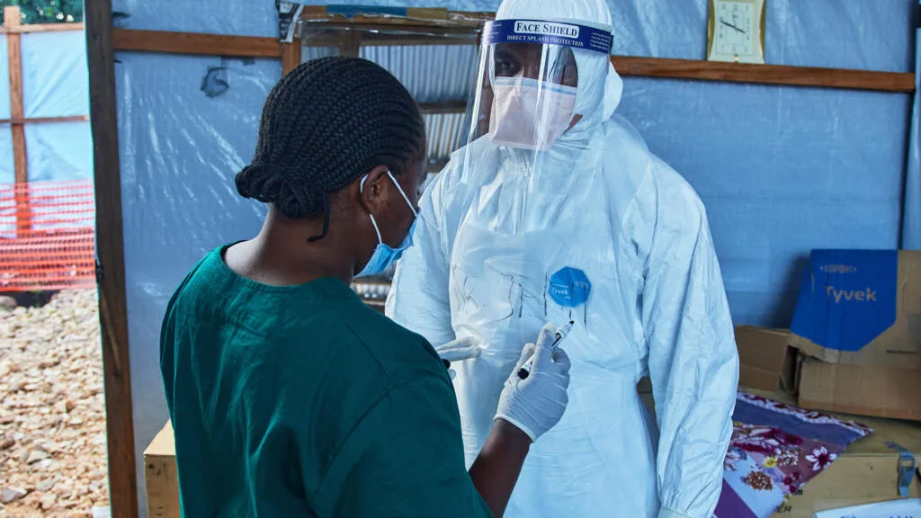 Ebola en RDC: l'épidémie touche une sixième province, un essai clinique sur une centaine de patients