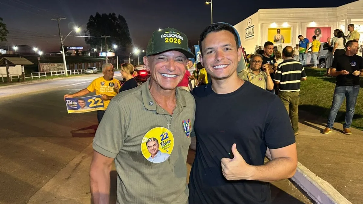 Com Marcio Bittar e filho, apoiadores de Flávio Bolsonaro fazem “adesivaço” em Rio Branco
