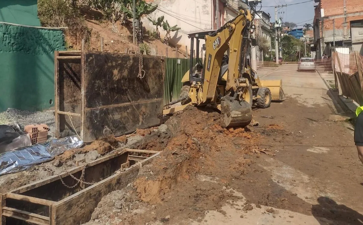 Trabalhador morre após ser atingido por retroescavadeira em obra em Itaquaquecetuba