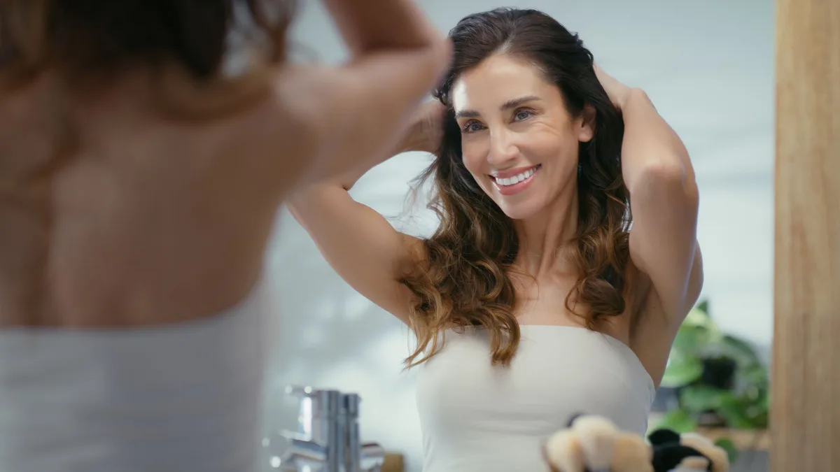 No voy a esperar a que llegue el otoño para preocuparme por la caída del cabello: este es el champú anticaída viral que he incorporado a mi rutina