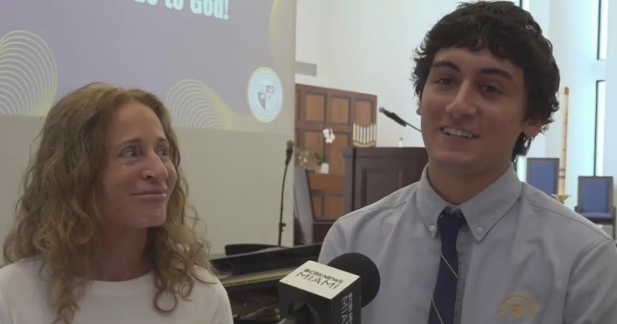 Tenía 2 años cuando una bombera de Miami le salvó la vida y hoy a los 17 se reencontró con ella en su graduación: "Me inspiró a seguir sus pasos"