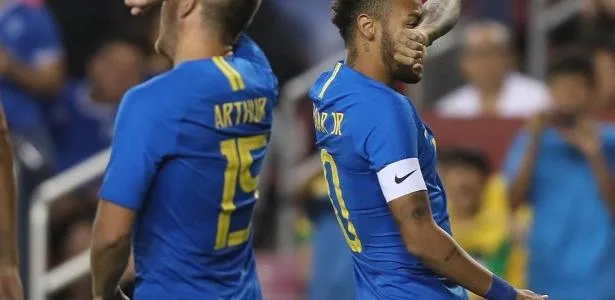 Amizade e 'game' com Neymar explicam 4 meses de contrato de Arthur e Santos