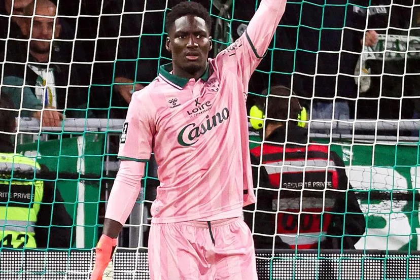 « Nous avons travaillé tous les jours pour qu'il soit prêt à faire face à cette situtation » : Mamour Ndiaye, la doublure stéphanoise lancée dans le grand bain contre le Red Star