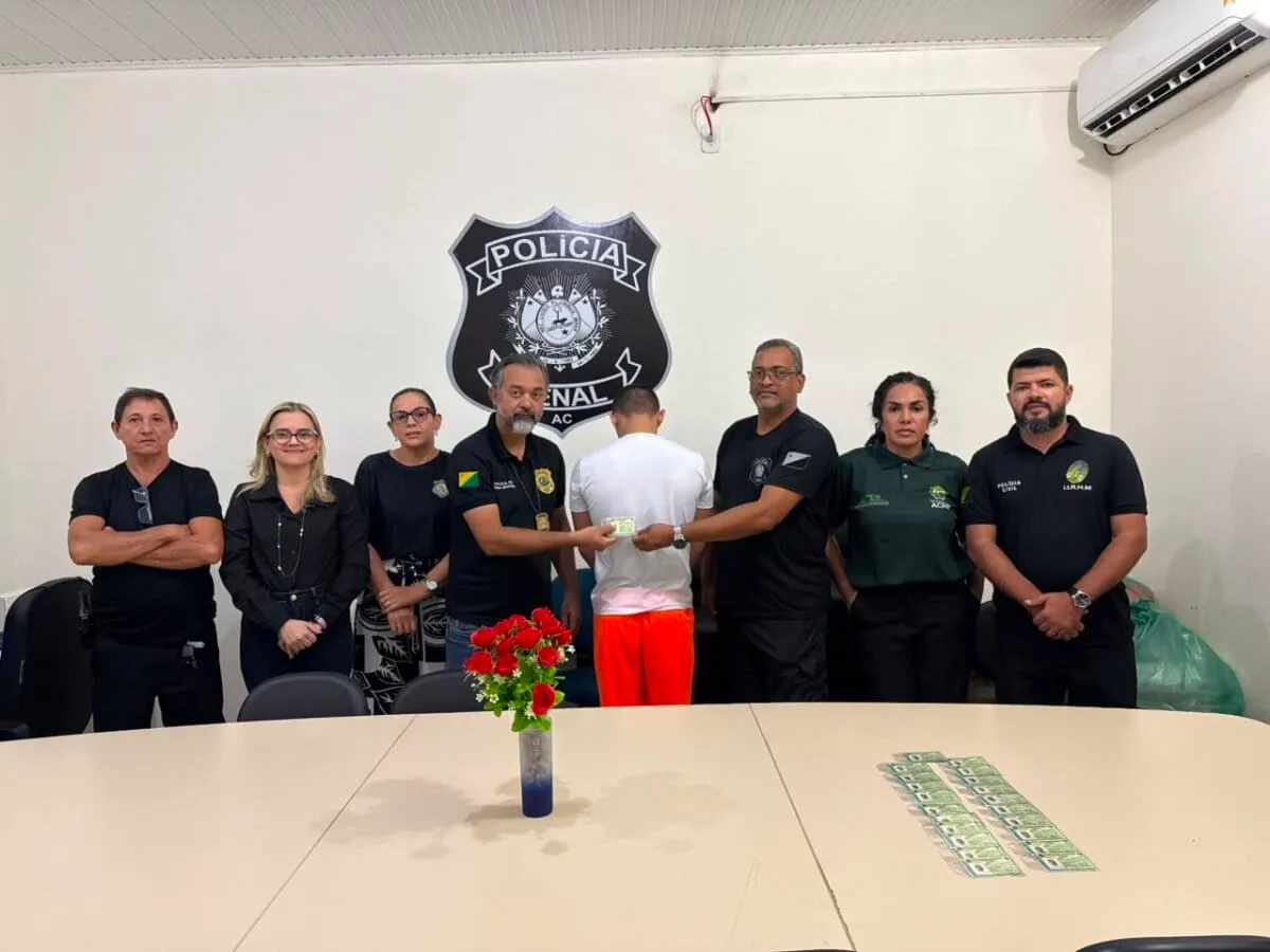 Polícia Civil entrega mais de 30 Carteiras de Identidade Nacional a reclusos em Sena Madureira
